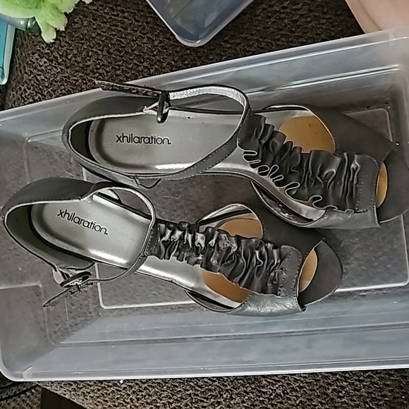 Pair of grey platform shoes/sandals. Size 8. - Picture 1 of 6